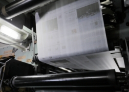 新聞印刷・パノラマ印刷 技術力が詰まった設備とスタッフの手が、<br class=u-pc>新聞やパノラマ印刷の印刷を可能にしています。