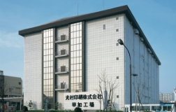 草加工場 宅配便の送り状や帳票、証券などの公共性の高い印刷物を主とし、セキュリティシステムを導入しています。