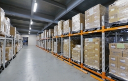 光村商事倉庫株式会社 グループの物流キーステーションとして、発送や製品保管業務を担当。<br>セキュリティシステムを備えた自動倉庫も導入しています。
